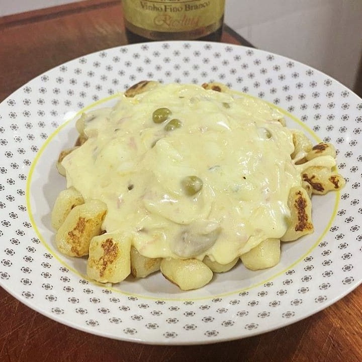 Delicioso Gnocchi (Nhoque) ao Molho Parisiense. Apresentando uma generosa porção de 400g (200g de massa + 200g de Molho), este prato é cuidadosamente preparado com molho branco cremoso, frango desfiado bem temperado que combina com champignon, ervilhas frescas e suculentas com presunto de alta qualidade, resultando em uma experiência culinária rica e irresistível.  ---------------------------Tags---------------------------  #massa #espaguete #comida #brasileira #italiana #point #farfalle #fettuccine #talharim #fusilli #sucos #polpa #refrigerantes #penne #cupom #marmita #pasta #nhoque #gnhocchi #capeletti #ravioli #massas frescas # #delivery #promoção #desconto #cupom #bebida #coca #spaghetti #janta #barato #gratis #frete #delicia