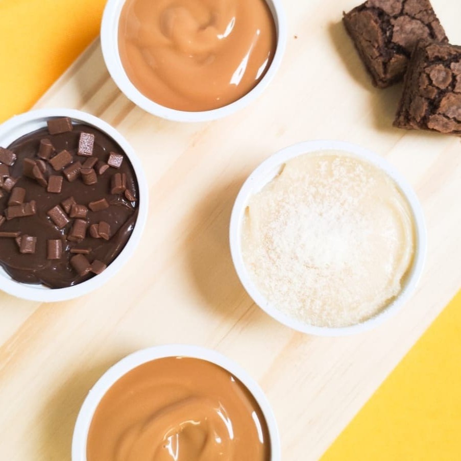 Incrível combo com 4 brigadeiros de colher no potinho mini, com 50gr cada. Você paga o valor de 3und, mas leva 4und de nossos brigadeiros gourmet, eles são extremamente cremosos e bem levinho.