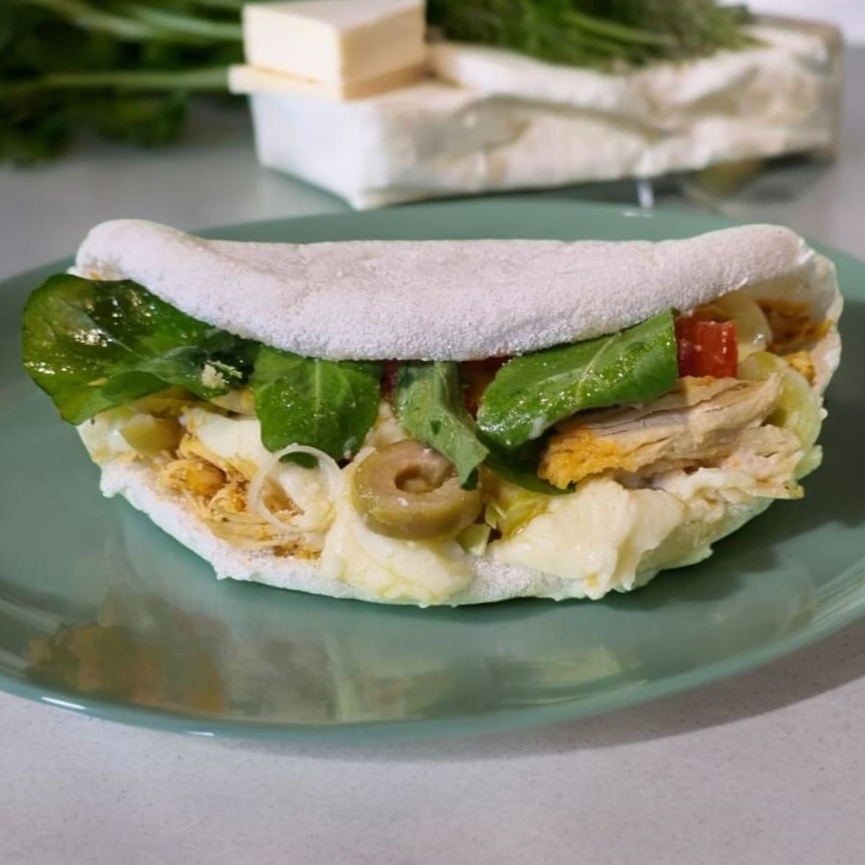 Tapioca de fabricação própria, super recheada com peito de frango com tempero da casa desfiado, mais 1 queijo e 5 acompanhamentos de sua preferência.  #acai #crepe #tapioca #salada #natural #fit #lowcarb #jardimcrepetapioca #lanche #francesa #crepesalgado #crepedoce #tapiocasalgada #tapiocadoce #Catupiry #frango #carneseca #costelabovina #camarão #salmão #salame #presunto #calabresa #peitodeperu #docedeleite #Nutella #romeuejulieta #chocolate #kinderbueno #Milka #nestle #lacta #pizza #hamburguer #artesanal