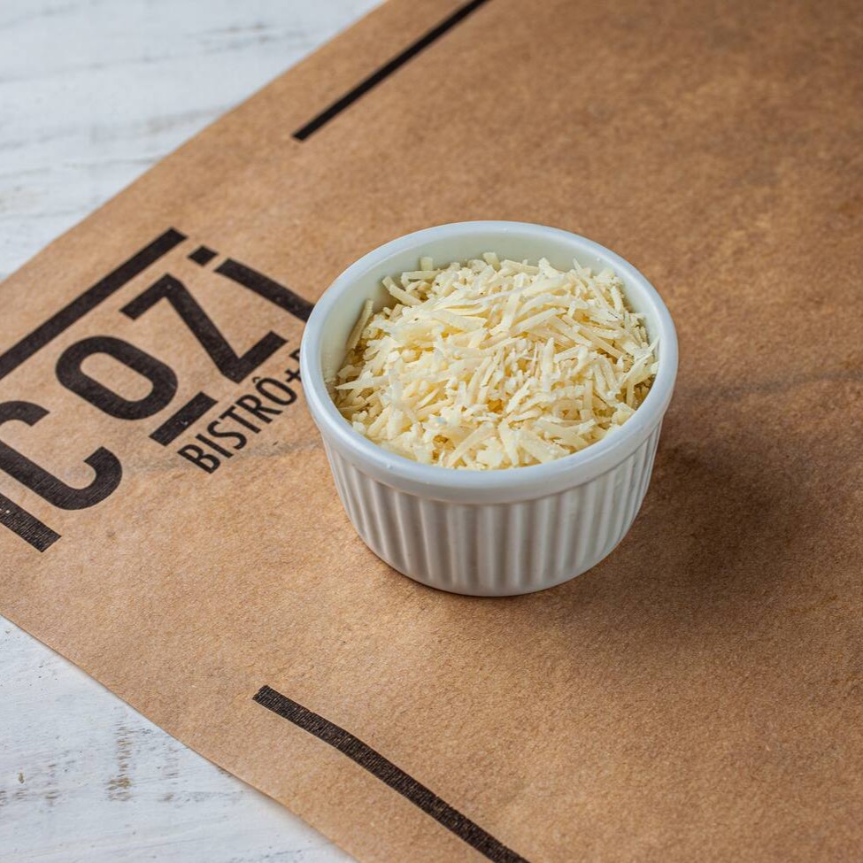 Queijo parmesão fresco ralado.