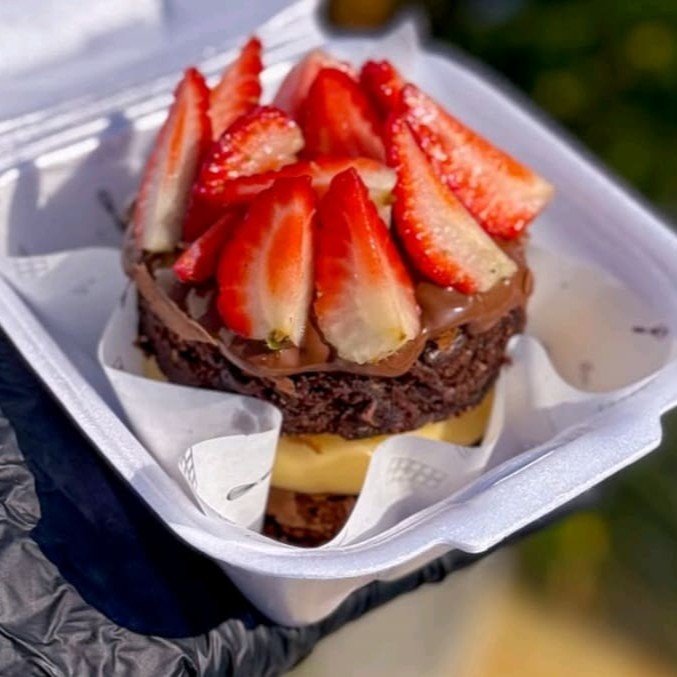 Brownie, brigadeiro gourmet, Ninho cremoso e Morangos frescos..