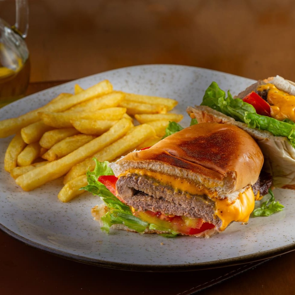 200 gramas de Filé mignon com alface, tomate e queijo a sua escolha no pão árabe ou careca.