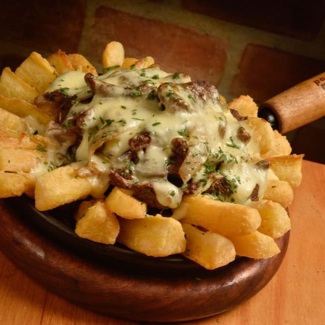 Filé mignon, gratinado com queijo muçarela. Aipim acebolado salteado na manteiga de garrafa e molho Cabernet.