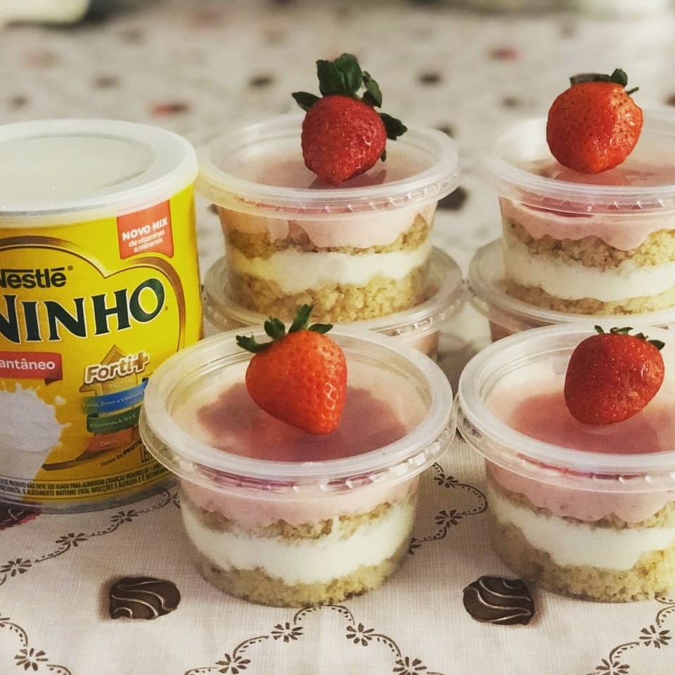 O Kit Bolo de Pote, da categoria Combos, é uma deliciosa coleção de quatro bolos de pote artesanais. Cada pote contém uma porção generosa de bolo fresco e saboroso, primorosamente preparado para seu deleite. Selecione seus sabores preferidos e insira-os na seção de observações. Esta é a oportunidade perfeita para saborear uma variedade de guloseimas em um único kit. Desfrute desses bolos de pote irresistíveis, cada um repleto de sabor e cuidadosamente embalado para garantir a máxima frescura. Faça seu pedido agora e satisfaça seus desejos por doces com este excepcional Kit Bolo de Pote!