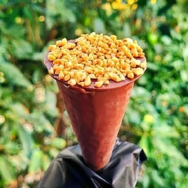 Cone Trufado com recheio de chocolate e Nutella e finalizado com amendoim triturado. (Peso aproximado 80gr)