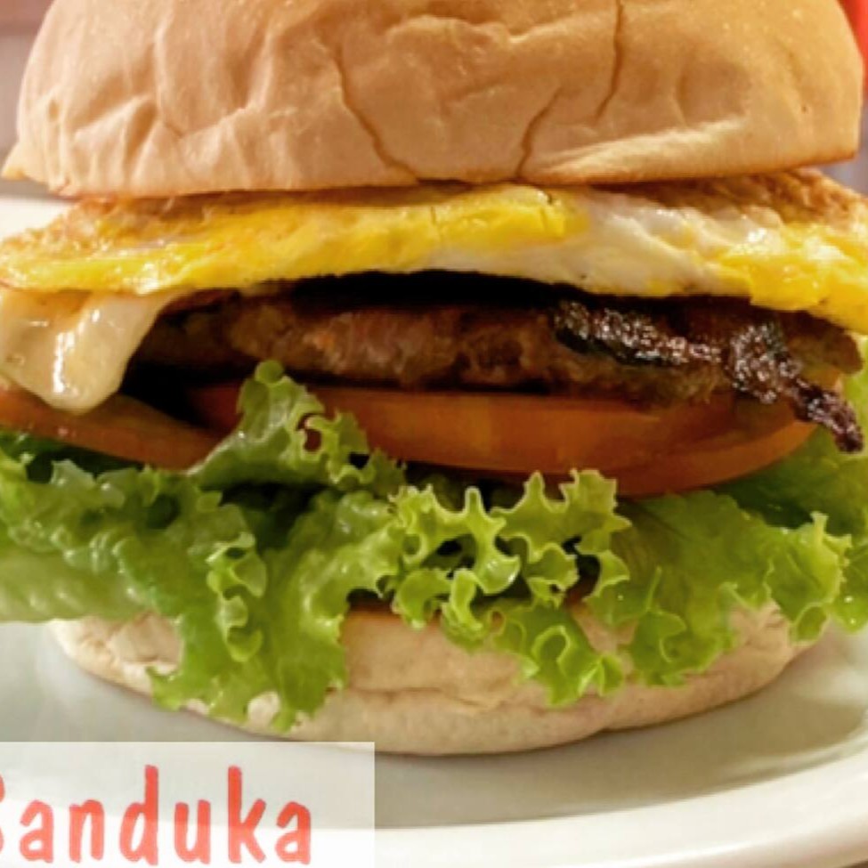 Hamburger tradicional da casa (130g), fatia generosa de queijo, tiras suculentas de bacon, ovo estrelado, alface, tomate e maionese (uma refeição completa)