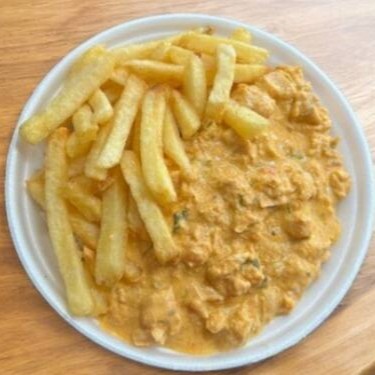 Quentinha de isopor 500ml .  Strogonoff de frango  Arroz branco  e batata frita .Não colocamos acompanhamentos separados