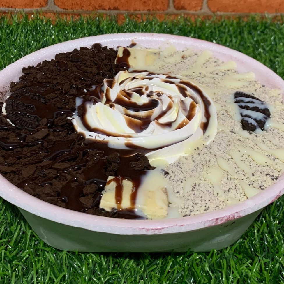 Delicioso Açai com Farofa de biscoito Oreo, biscoito Oreo, tablete de laka Oreo, Farofa de laka Oreo, leite condensado, calda de chocolate e chantilly.