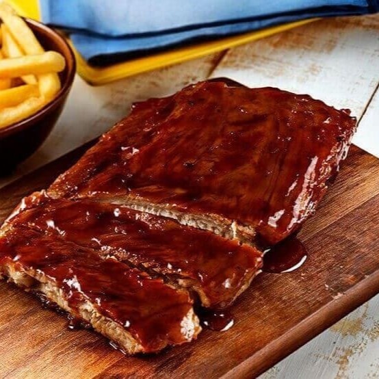 Costela suculenta com molho barbecue, finalizada com crocante de bacon. Acompanhada de arroz de tomate, é a combinação perfeita de sabores e texturas para uma refeição marcante!
