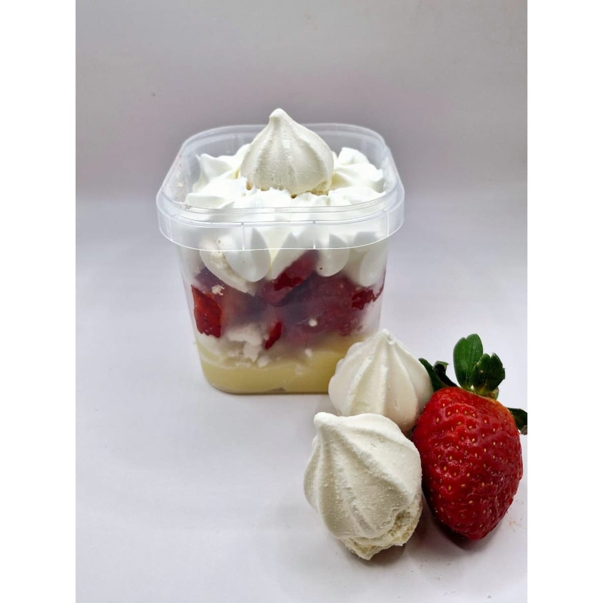 Uma combinação dos deuses! Na base um cremoso creme de leite em ninho, seguido por morangos frescos e pedaços crocantes de merengue, finalizado com um generoso top de chantilly de ninho super leve e aerado.