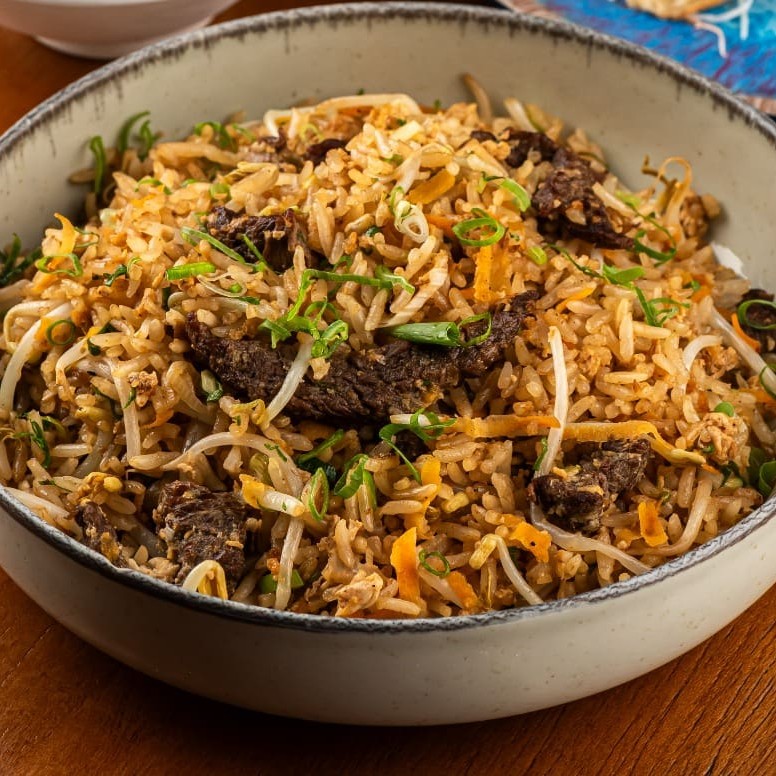 Macarrão japonês com legumes, verduras e proteína à sua escolha (repolho roxo, repolho verde, acelga, cenoura e brócolis americano)  A massa não contém ovos.  (Obs: Não retiramos nenhum legume do yakisoba)  (1/2 Porção = 250g) (Porção grande = 500g)