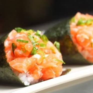 Duas explosões de sabor em um só pedido! Escolha 2 temakis entre nossas opções irresistíveis e receba o segundo com preço especial. Perfeito para dividir (ou se deliciar sozinho!). Opções com  camarão possuem acréscimo.