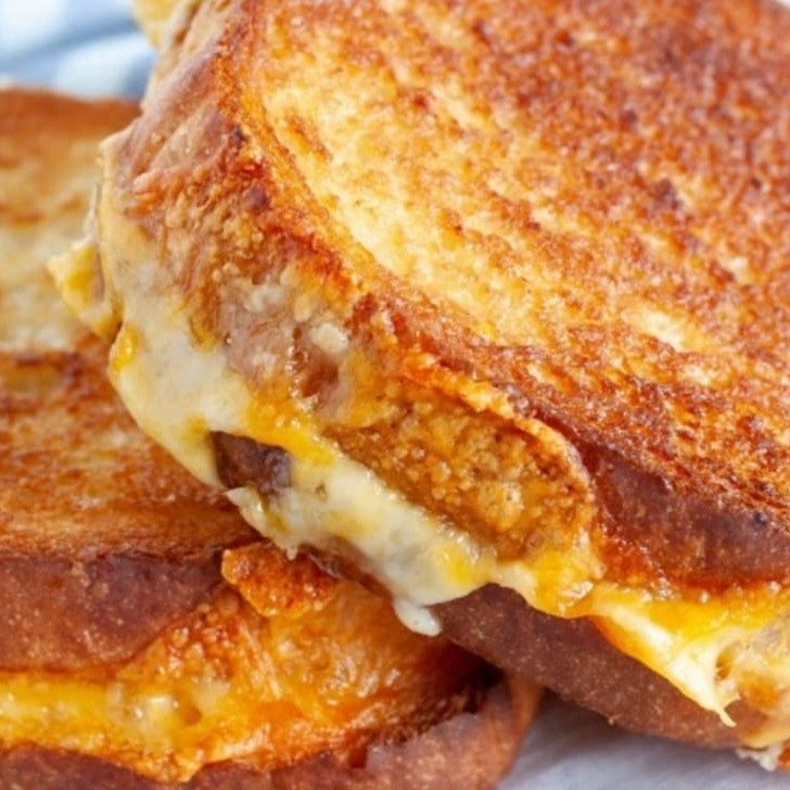 Toast. Este delicioso lanche é feito com pão de forma cuidadosamente temperado, seguindo o estilo clássico da rabanada. O grande destaque fica por conta do generoso recheio de queijo, que derrete suavemente. Experimente!