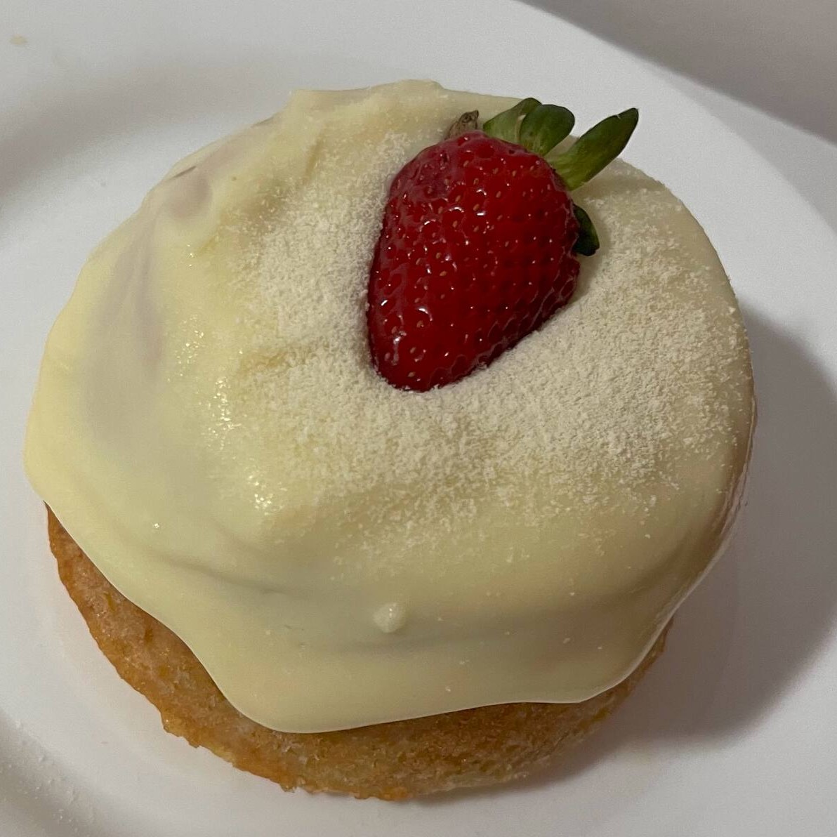 Delicioso bolo Mini vulcão recheado com morangos e creme de Ninho.