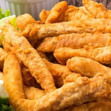 Generosa porção de Gurjão Peixe perfeitamente temperada acompanhada das nossas crocantes batatas fritas ou nosso delicioso aipim frito.