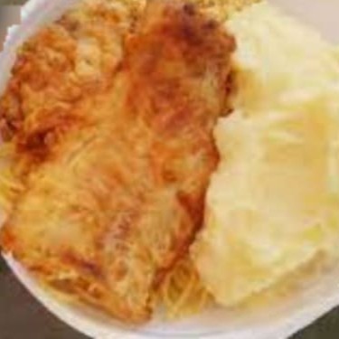 Arroz fresquinho, feijão delicioso, filé de peixe, farofa e acompanhamentos.