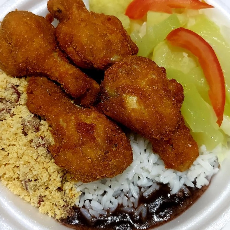 Desfrute da nossa 'Promoção do Dia': o saboroso Drumet Empanado. Uma refeição completa e equilibrada que inclui feijão bem temperado, arroz soltinho e perfumado, uma farofa crocante e, claro, nosso destaque: o drumet cuidadosamente empanado, garantindo uma crosta dourada e irresistível. Sua refeição ainda pode ficar ainda mais completa com a escolha de um acompanhamento à sua preferência. Um prato que une tradição e sabor de maneira inigualável.