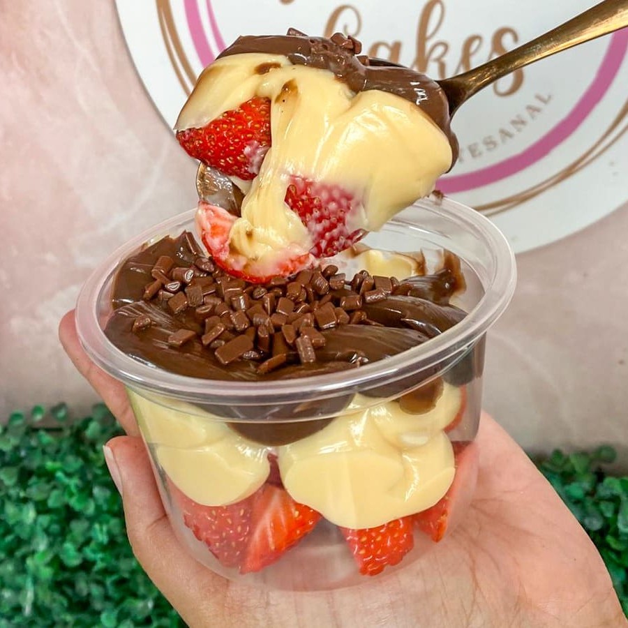 Bombom de Morango, delícia irresistível, morangos frescos selecionados, brigadeiro de chocolate branco e brigadeiro cremoso delicioso, com confeitos Granule  ---------------tags------------------- Entrega rápida , desconto , promoção , cupom , oferta , frete grátis , Doces , bolos , brigadeiro , bolo de pote , chocolate , morango , Nutella , copo da felicidade , brownie , confeitaria , doceria , caseiro , vulcão , red velvet , banoffe , pudim , doce de leite  , Oreo , ferrero Rocher , afogadinho , bolo , Ninho , gourmet , Ouro Branco , empadao , quiche , caseirinho , frango cremoso , delícia de abacaxi , frango com Catupiry, torta Cookie, cookie, banoffee , camarão , chocolatudo, bolo caseiro, Prestígio, olho de sogra , bacon , alho poró , quiche, escondidinho, pavê , combos , coca cola , sobremesa, torta de limão , bolo de cenoura , bacon , queijo , paçoca, bolo de paçoca, festa junina , bolo caseiro, morango do amor no pote , bombom de morango