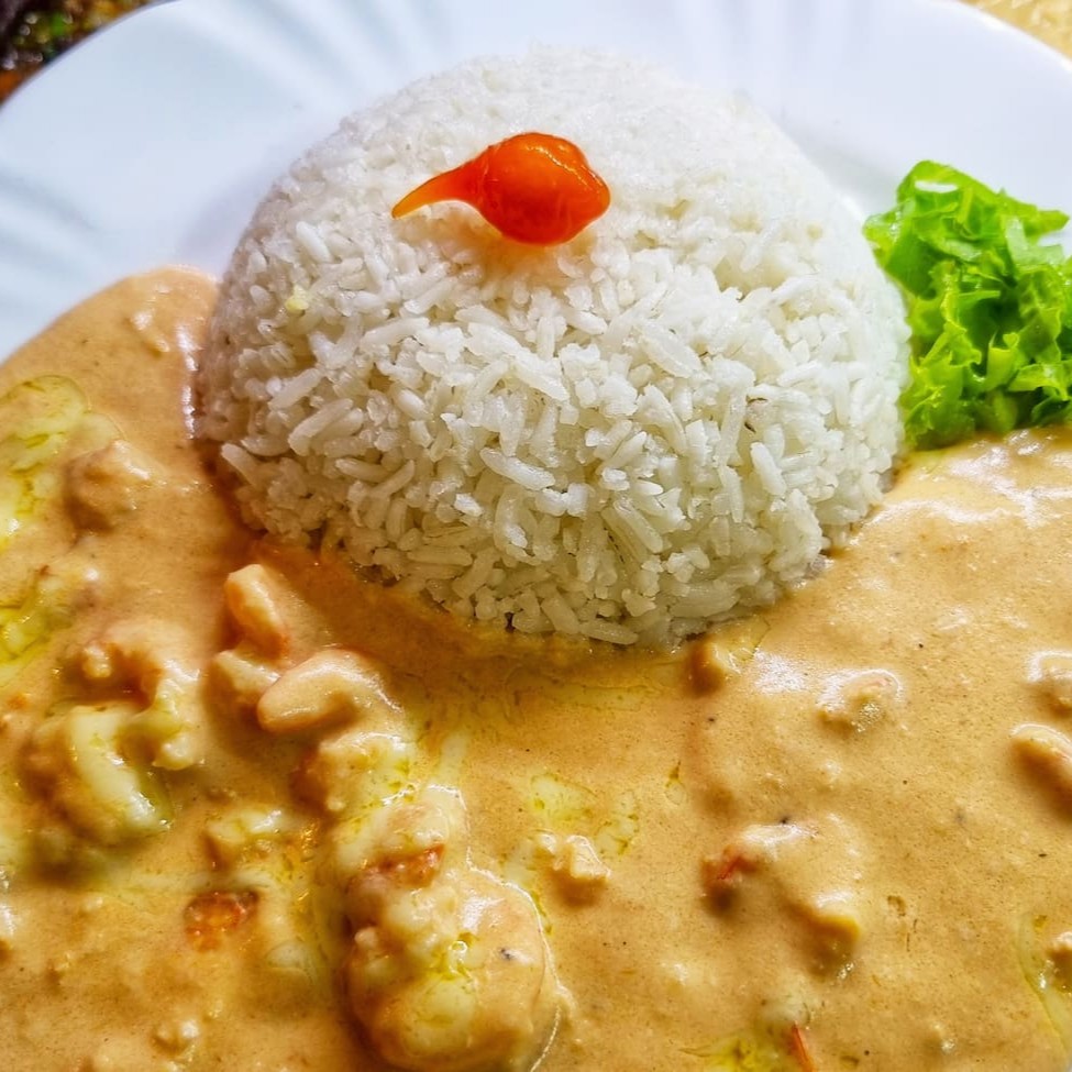 Apresentamos nosso Strogonoff de Camarão, uma das especialidades do Rosário. Este prato é uma combinação perfeita de camarões suculentos, banhados em um molho cremoso e encorpado, que promete uma explosão de sabores. Acompanha arroz branco, levemente soltinho, que equilibra a riqueza do strogonoff. Para completar, servimos com fritas crocantes e uma refrescante salada verde, trazendo um contraponto de texturas e sabores. Uma experiência gastronômica completa para seu paladar!