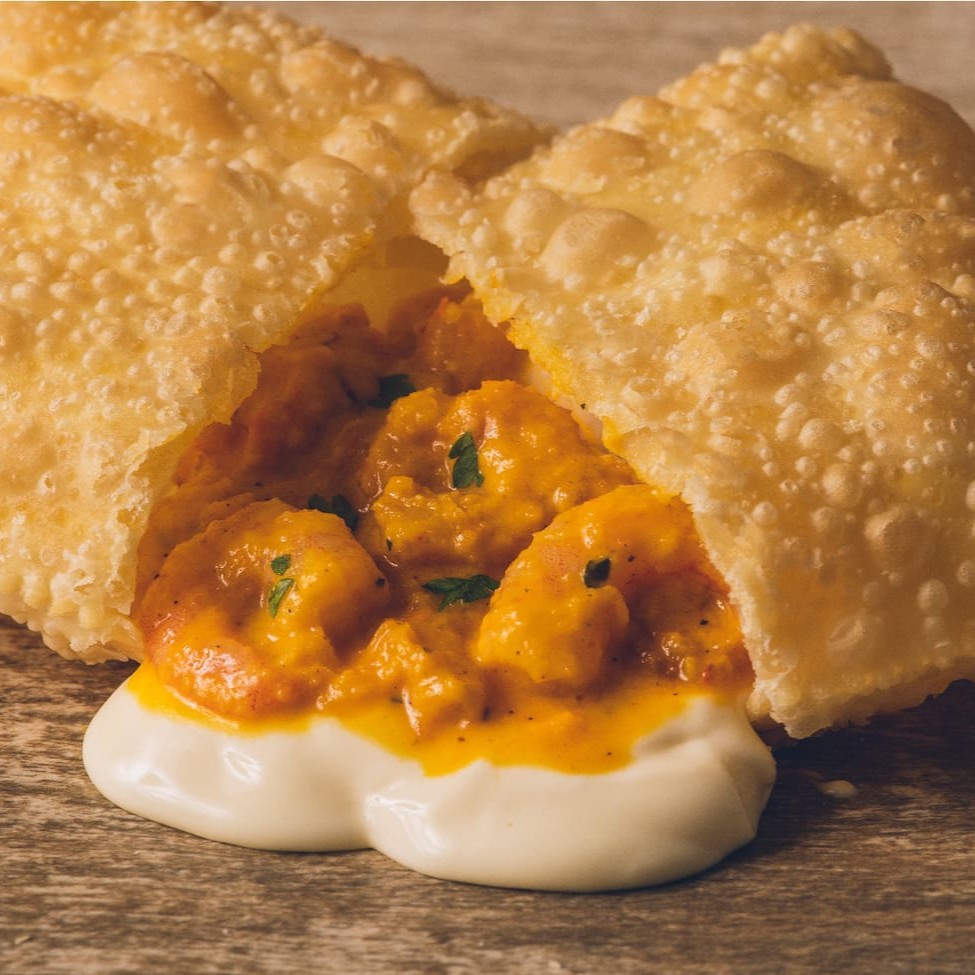 Delicioso pastel de massa crocante recheada com camarão e requeijão cremoso