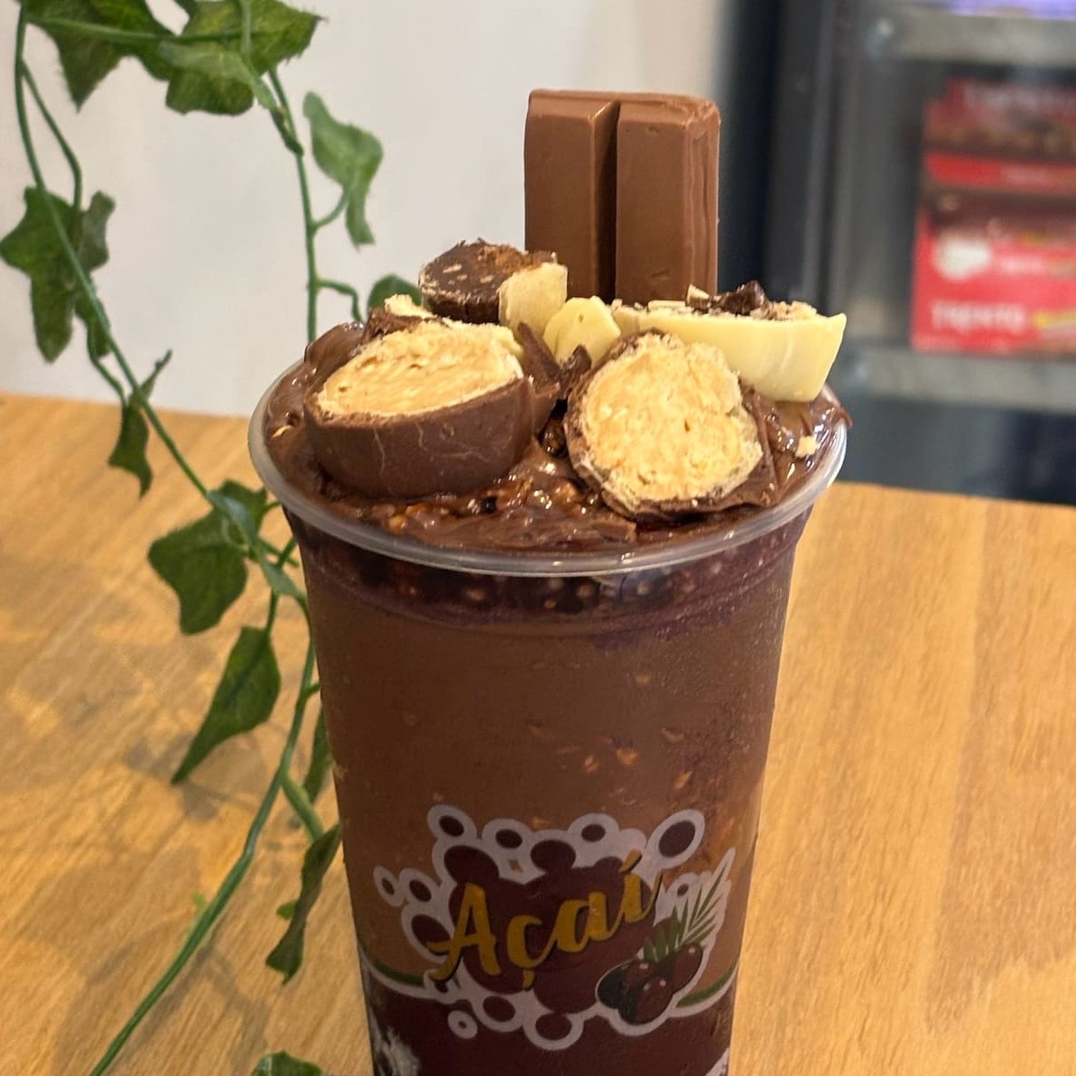 Açaí super cremoso acompanhado com Nutella no copo e no topo + 1 Sonho de Valsa + 1 Ouro Branco + dois palitos kitkat.