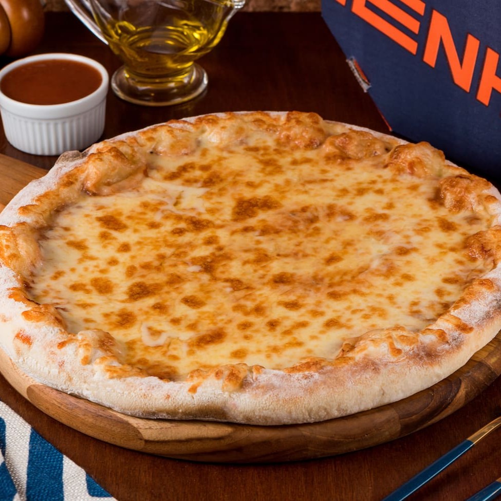 Essa é clássica!!   Saborosa pizza preparada c e aberta na mão, coberta por molho feito de tomates pelates selecionados e temperados, recheada com a clássica muçarela.