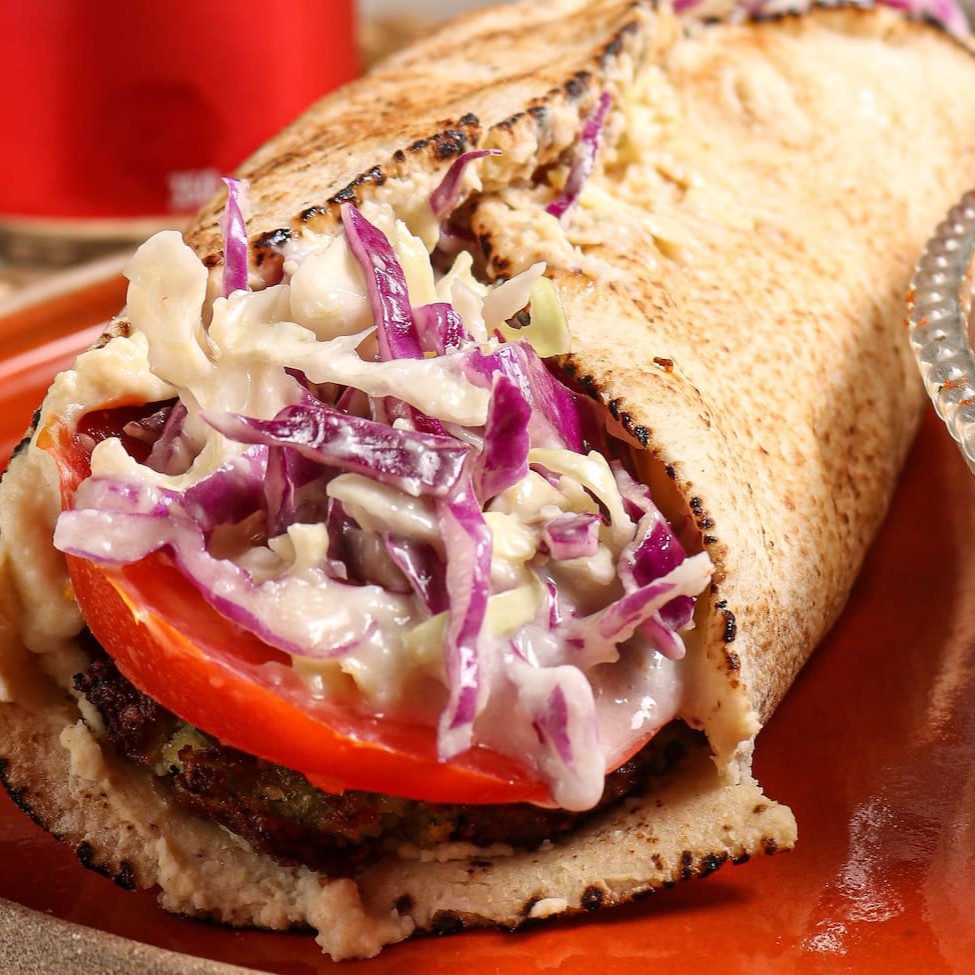 1 kebab de falafel + Coca-Cola gelada (350ml) Nosso kebab de falafel é Vegano feito com falafel no pão pitta, hommus tahine, salada de repolho na emulsão de alho, tomate e molho tahine. Uma verdadeira explosão de sabores!!!