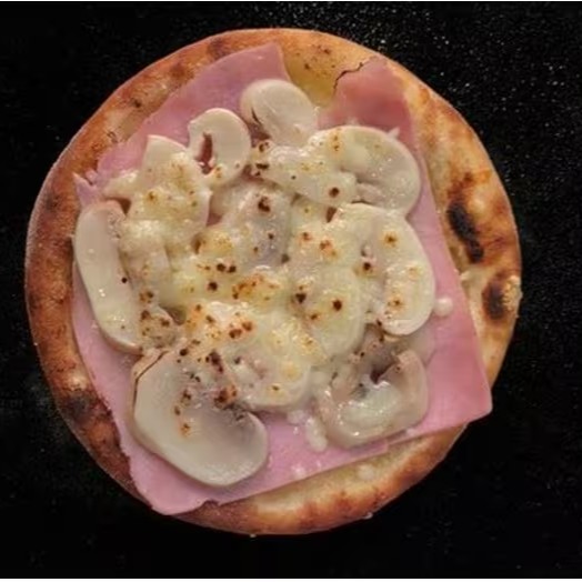 Esfiha Veneza: Massa recheada com mussarela derretida, presunto, champignon e parmesão ralado. Sabor cremoso e crocante, uma verdadeira delícia!