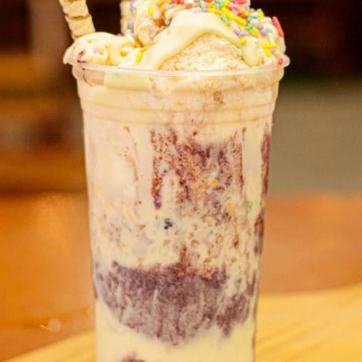 Açaí com creme de limão - Açaí recheado com creme de chocolate branco, raspas de limão e pedaços de biscoito branco. O chantilly também faz parte dessa delícia.