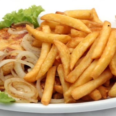 Descubra o sabor inigualável das nossas Iscas de Frango, cuidadosamente selecionadas e preparadas com um tempero especial, trazendo uma explosão de sabores em cada mordida. Elas são servidas com batatas fritas crocantes e douradas, preparadas na hora. Como acompanhamento, oferecemos um delicioso arroz fresquinho, feijão caseiro e farofa crocante, dando um toque brasileiro a este prato. Tudo isso faz parte do nosso Cardápio Promocional. Venha desfrutar desta maravilha!