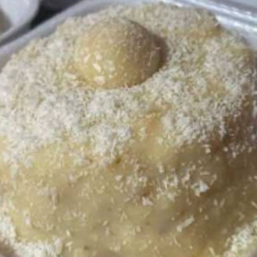 Massa: Baunilha.    Recheio: Brigadeiro de coco   Apx.: 200g a 300g