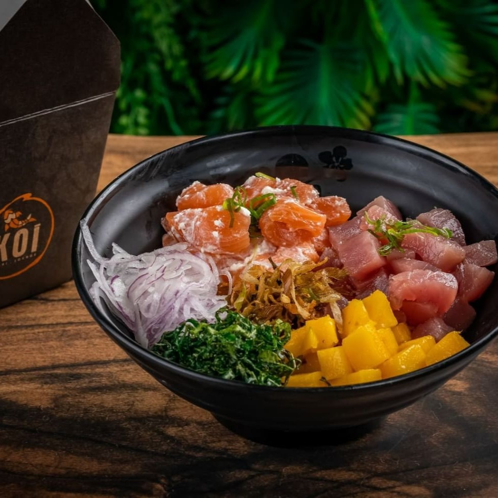 Um delicioso Poke da casa + Uma Coca-Cola 350 ml lata geladinha especialmente para você!   Poke Arroz temperado, manga, atum, salmão com cream cheese, cebolinha, cebola roxa, crispy de couve e crispy de alho poro!   200 Gr de arroz 60 Gr de salmão  60 Gr de atum 40 de manga  20 cebola roxa 10 poró  10 couve   ----------tags------------- Sushi/japa/culinária japonesa/sushi em casa / promoções/makim