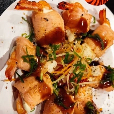 Uma lamina de salmão enrolada no camarão e cream chesse maçaricado com teriak e molho de geleia.