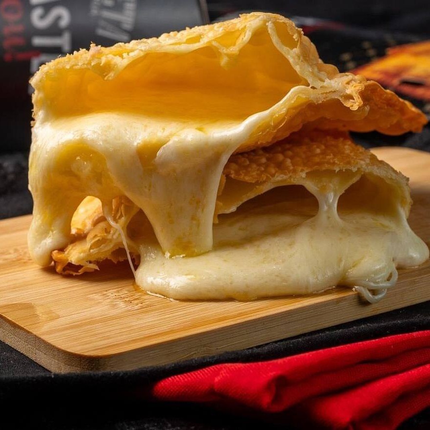 Pastel exclusivo para os amantes de queijo!  Bastante Queijo derretido dentro de uma massa sequinha e crocante.  Pastel com aproximadamente 19cm.