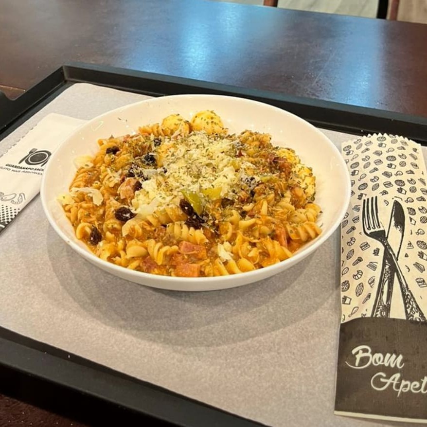 Apresentamos o macarrão monte o seu !!!', uma experiência culinária personalizável única, na categoria 'Macarrão ao vivo (#spoleto)'. Cada prato é preparado na hora com ingredientes frescos, escolhidos segundo as suas preferências. A nossa equipe altamente qualificada cuida de todos os detalhes para garantir um prato delicioso, feito do seu jeito. O conforto do seu lar torna-se o palco para essa experiência gastronômica, com a garantia de que cada prato chegará quente e pronto para ser saboreado. Apostamos na qualidade superior de nossos produtos para proporcionar uma refeição excepcional e inesquecível.