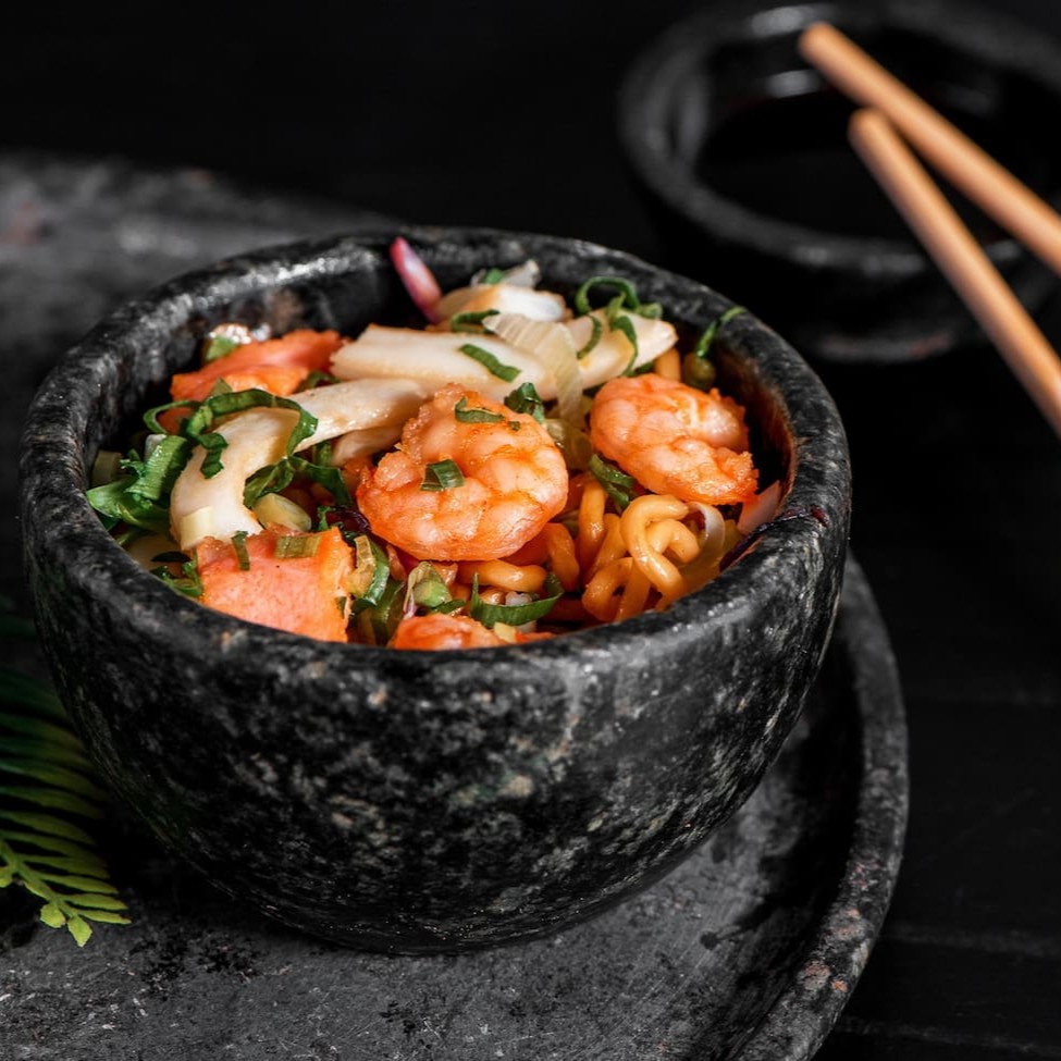 Macarrão oriental refogado com camarão, cenoura, acelga, couve, repolho roxo e repolho verde, finalizado com shoyu, óleo de gergelim e cebolinha