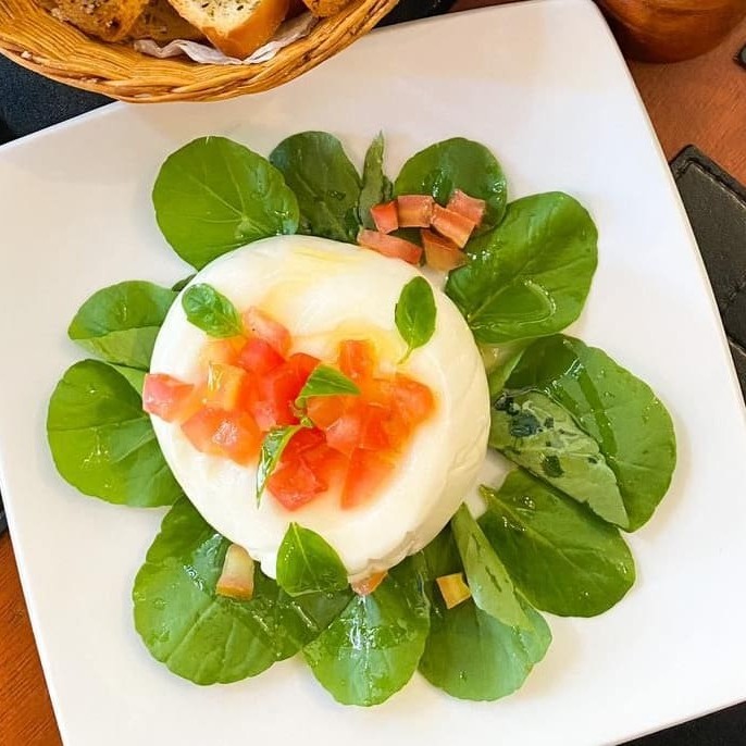 Burrata de bufola com tomate, molho pesto e torrada.