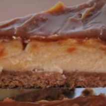 Delicie-se com a nossa irresistível Fatia de Torta Banoffee, uma autêntica obra de arte culinária. Esta tentação conta com um saboroso sorvete de banana, perfeitamente harmonizado com o rico e suave doce de leite. A geleia de banana com toques de canela adiciona um toque picante, realçando ainda mais os sabores. Tudo isso repousa sobre uma base de biscoito amantegado, cuidadosamente selecionado para oferecer a crocância ideal. É uma experiência única de sabor e textura, inspirada na tradicional receita do gelato italiano. Prepare-se para se apaixonar à primeira mordida.