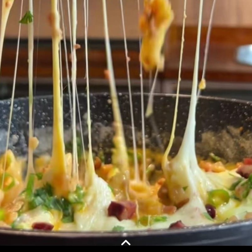 Macarrão,Calabresa triturada , Bacon , cheiro verde e delicioso creme de batata