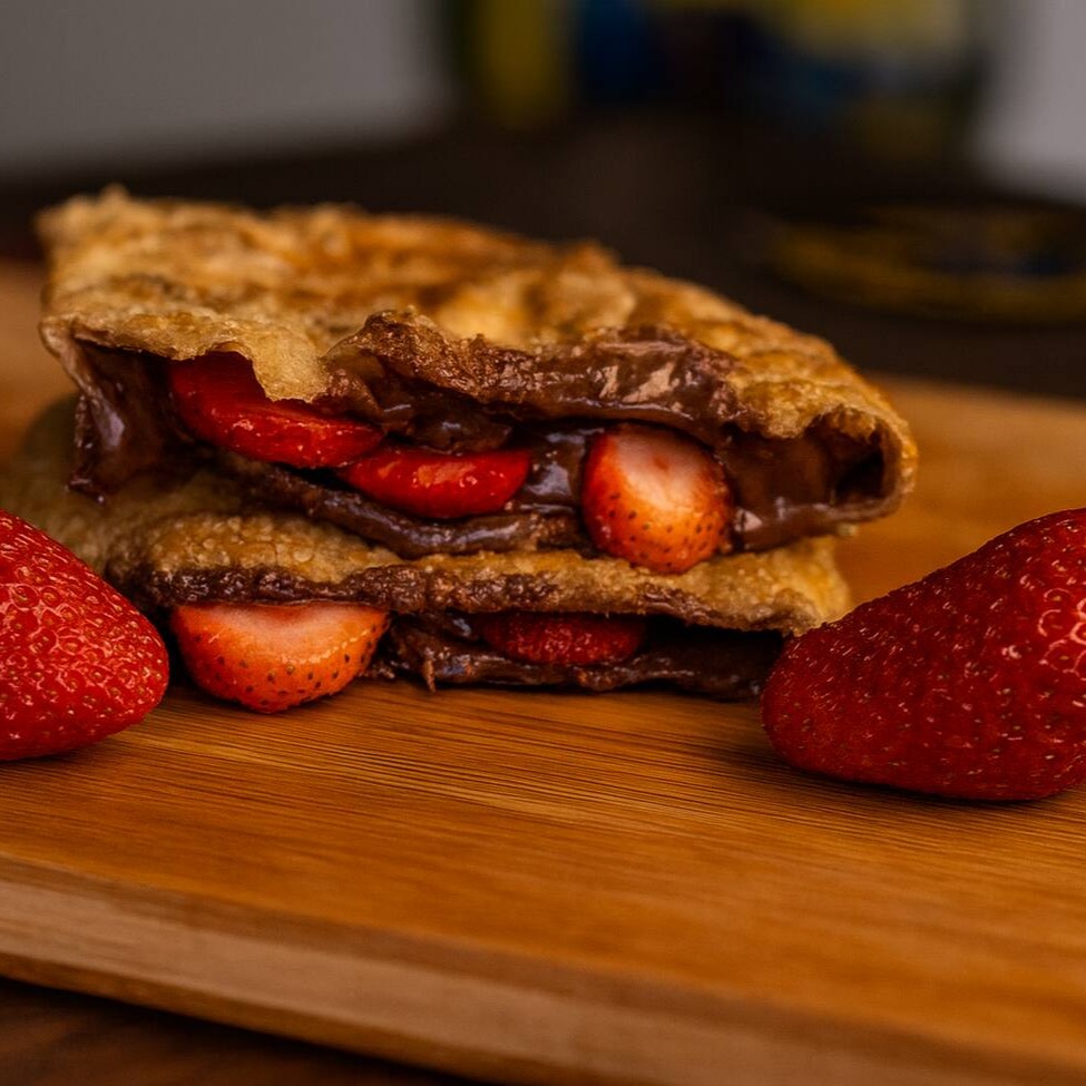 Delicioso pastel de chocolate super recheado feito com o chocolate da confeiteiro com varios pedaços de morango