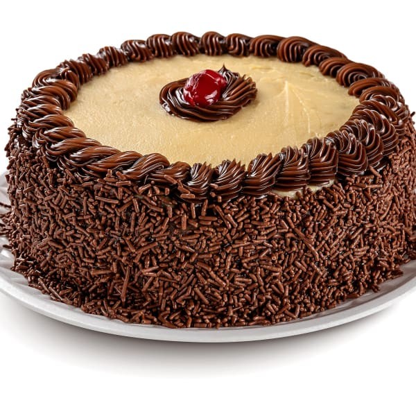 Bolo de chocolate com recheio de brigadeiro e baba de moça, coberto com granulado e decorado com cereja e baba de moça.