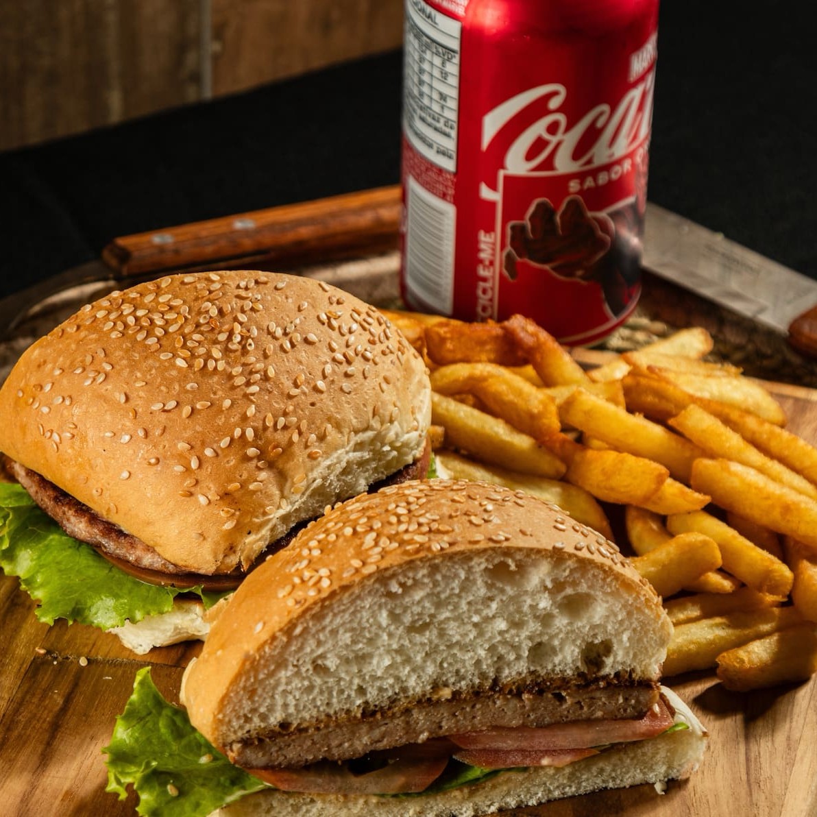 Este hambúrguer é uma verdadeira explosão de sabores. Com um queijo derretido que se une à carne suculenta, alface crocante, tomate fresco e nosso molho especial, servido em um pão macio e levemente tostado, é a escolha ideal para quem ama um lanche delicioso e reconfortante. Acompanha com nossas batatas fritas crocantes e tenha um momento de pura satisfação