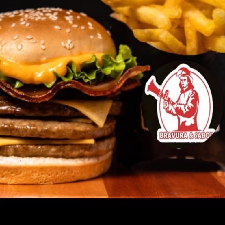 Pão, 3 carnes, queijo, bacon, e molho especial.