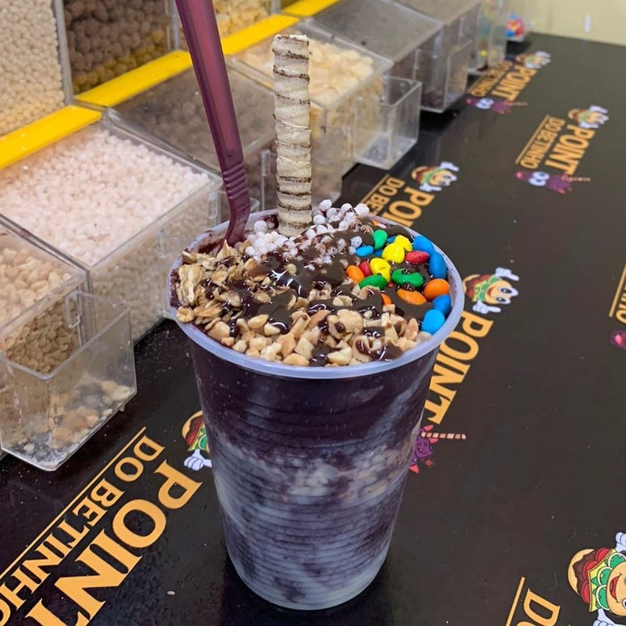 Desfrute da liberdade de personalizar o nosso incrível Açaí Artesanal Batido, servido em um generoso copo de 400 ml. Este prato é a perfeita combinação de tradição e sabor, preparado com o mais puro açaí e batido à mão, garantindo uma textura irresistível. O nosso convite é para que você monte do seu jeito, adicionando os seus ingredientes favoritos. Descubra a riqueza de sabores e a autêntica experiência que nosso Açaí Artesanal Batido oferece, tornando cada gole uma viagem única ao paladar.