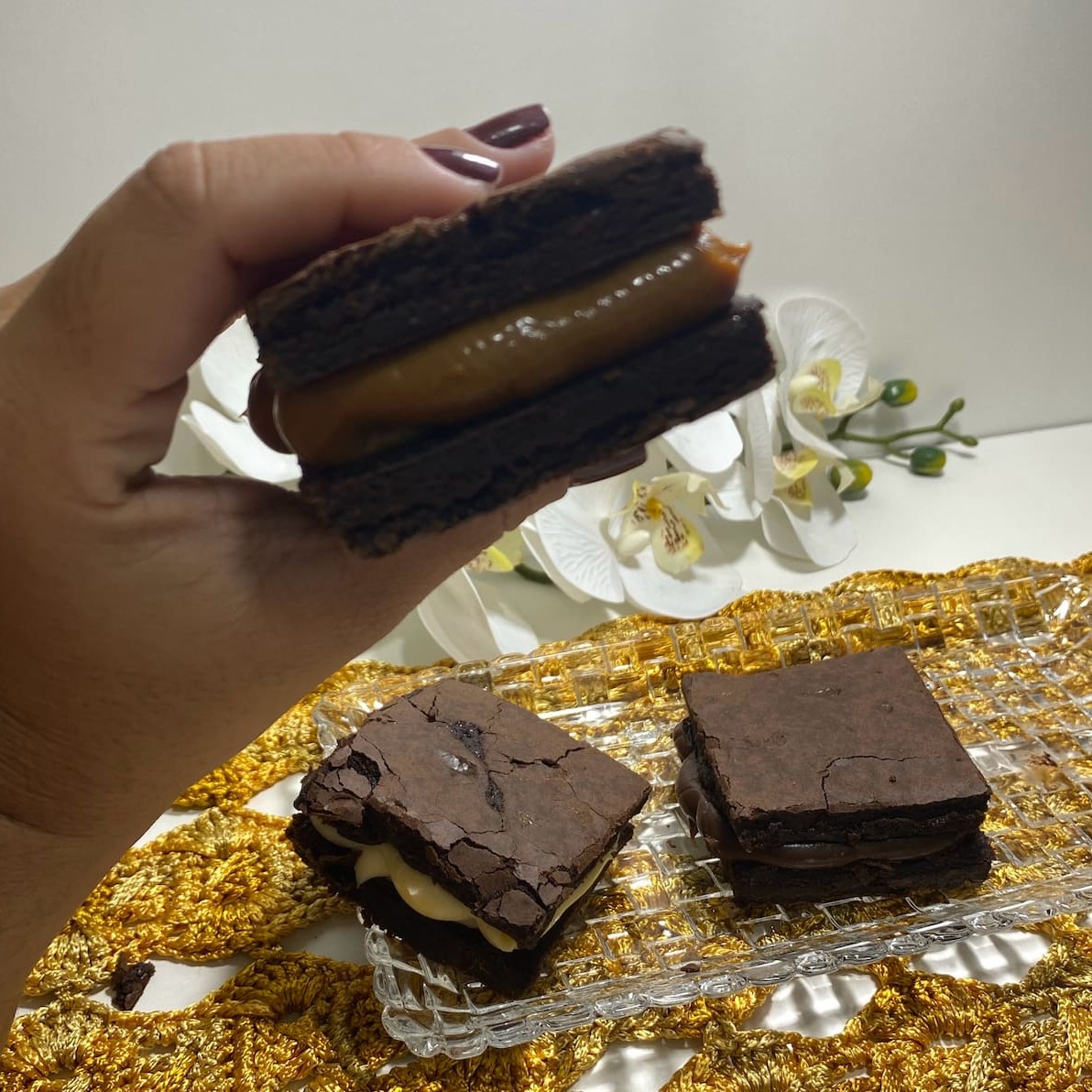 Delicioso brownie, feito com chocolate nobre e recheado com um delicioso doce de leite cozido na panela de pressão. Se aquecer 10 segundos no micro ondas a experiência fica ainda melhor! Tamanho 6x6 Peso médio: 100g promoção , cupom , oferta , morango , sobremesa , red velvet , banoffe , pudim , doce de leite , Dia dos namorados , festa junina , bolo gelado , Ninho , trufado , cone , café , frete grátis , presente , coxinha , gostoso , preço baixo , combo , promo , Doces , bolos , brigadeiro , docinhos , bolo vulcão , aniversario , coco , bolo de pote , gelado , chocolate , Pipoca gourmet , biscoito amanteigado, empada , frango , pistache , frutas vermelhas , geleia , coca , refri , combo , salgado , mousse , entrega rápida , grátis , 0800 , desconto , almoço barato , Nutella , brownie recheado , lanche barato , afogadinho , empada , cookies , cookie recheado , cookie americano , fatia recheada