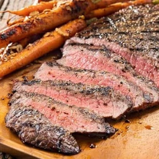 Um corte magro, suculento e repleto de sabor. Serve bem duas pessoas como petisco ou como prato completo, com acompanhamento harmonizado pelo nosso chef.