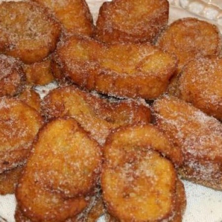 Rabanada , feita com pão francês embebidas no Leite Moça, assadas ou fritas  e polvilhada com canela.