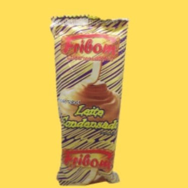 Delicioso picolé de leite condensado no palito.