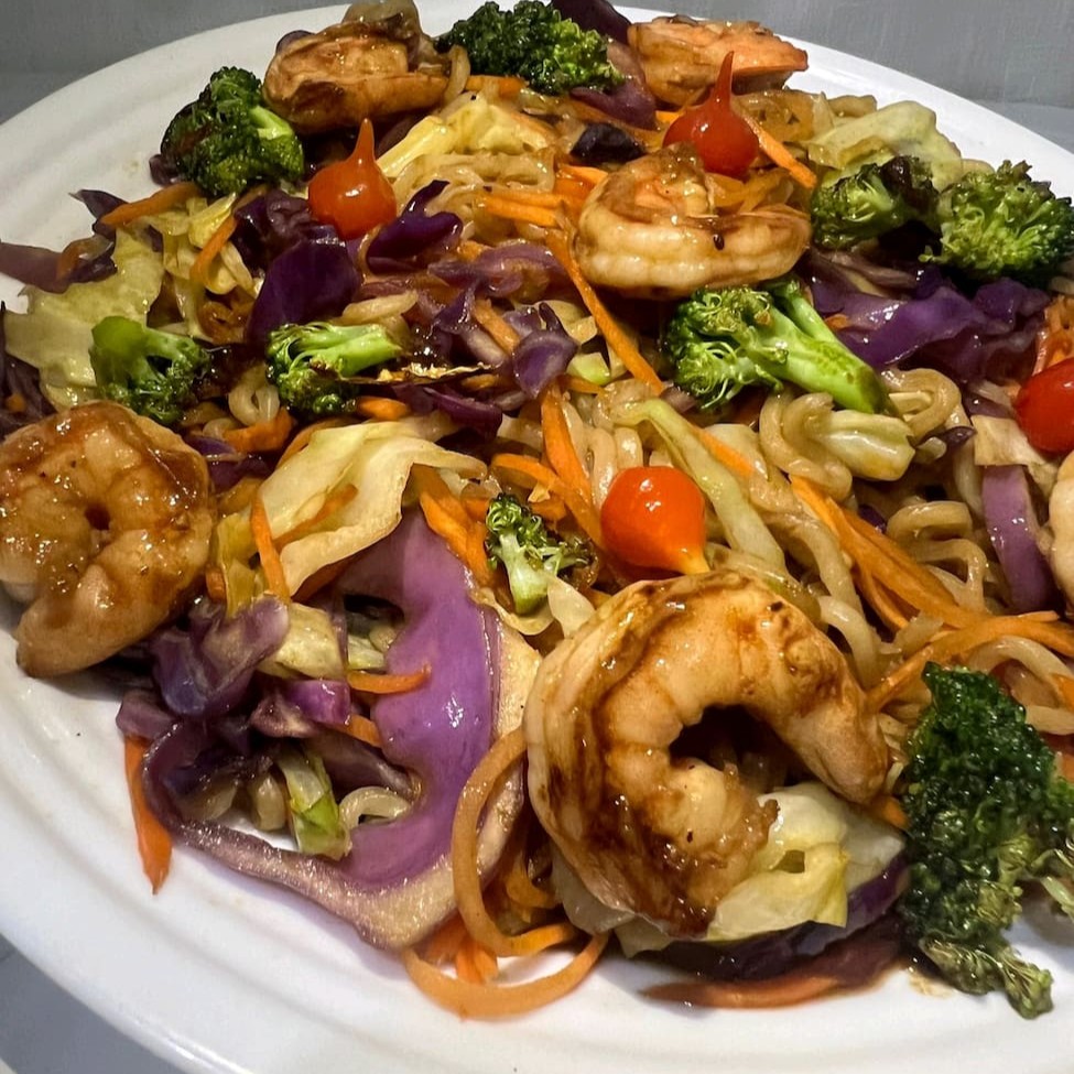 Um macarrão de primeira linha, camarão suculento e fresco, legumes crocantes e um molho caseiro que vai te surpreender. Cada mordida é uma experiência única que te transporta para as ruas movimentadas de Tóquio. Experimente e deixe-se levar pela rica tradição culinária do Japão.