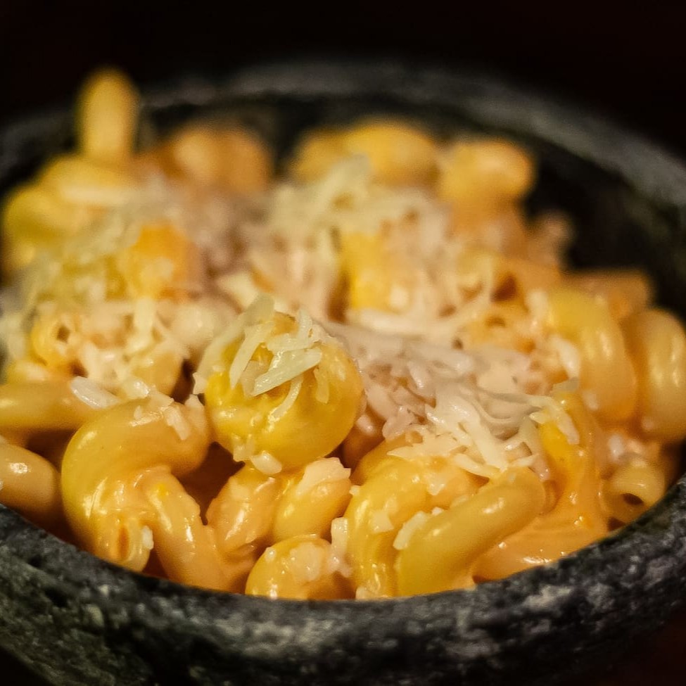 Receita tradicional de macarrão com creme de queijo cheddar e prato. Muito cremoso e com gosto marcante. A quantidade é indicada para 2 pessoas já levando em consideração outros dois acompanhamentos.